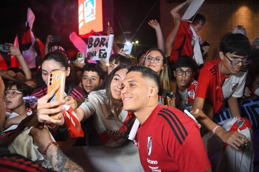 Juanfer Quintero en un encuentro con los hinchas cordobeses en la previa de la semifinal