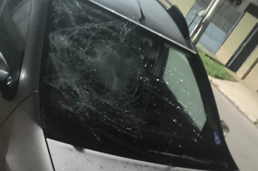 El parabrisas de un Renault Sandero fue destruído por el violento joven