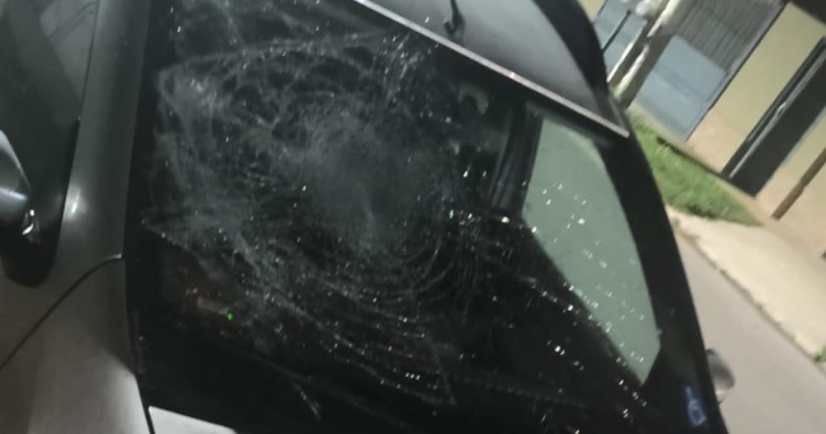 El parabrisas de un Renault Sandero fue destruído por el violento joven