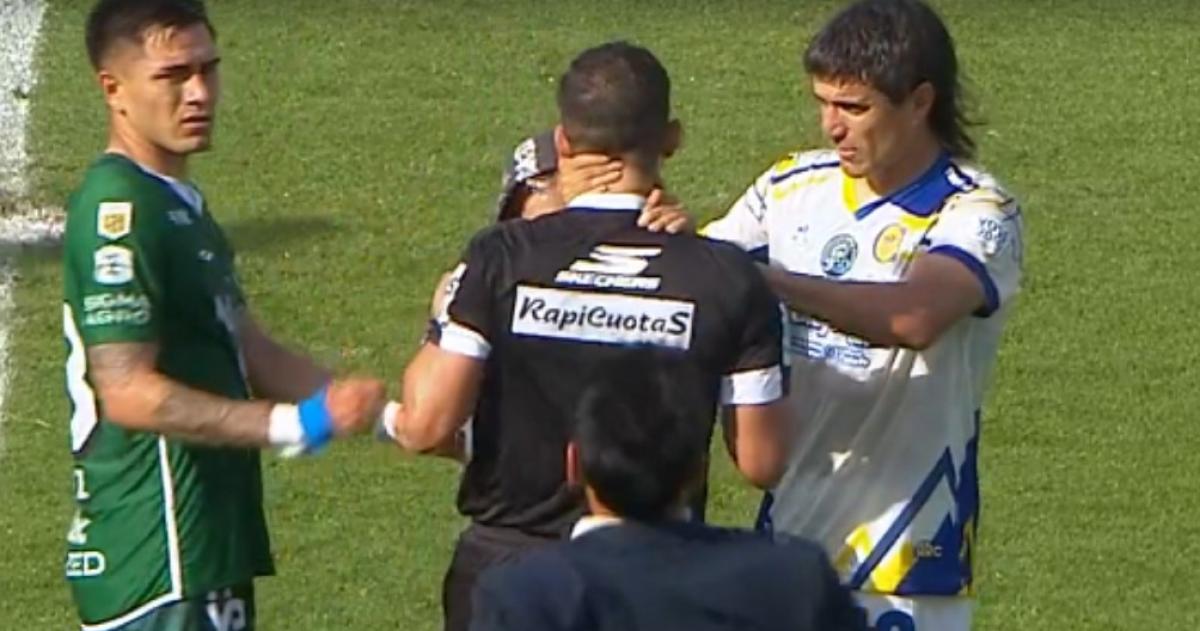 El hincha llegó a tomar del cuello al rbitro del partido