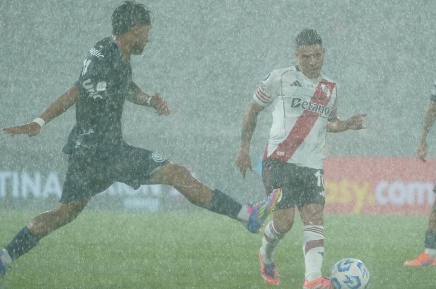 La lluvia demora el partido