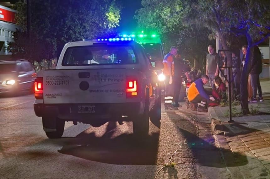 Por esquivar un cable colgando una pareja sufrió una caída en moto