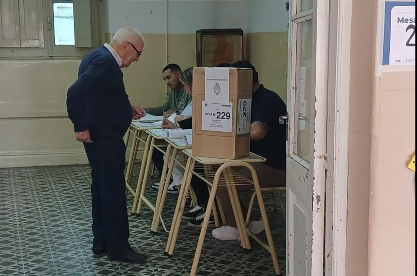 Los colegios abrieron de manera puntual y aparecieron los primeros votantes