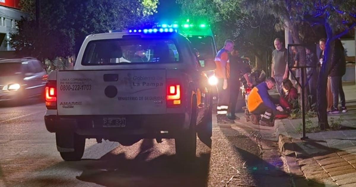 Por esquivar un cable colgando una pareja sufrió una caída en moto