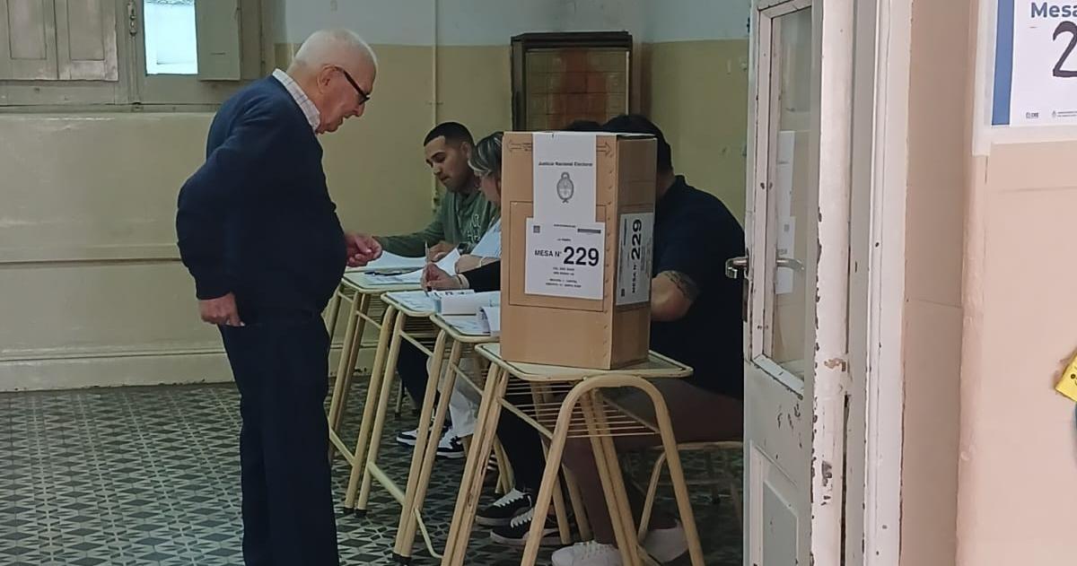 Los colegios abrieron de manera puntual y aparecieron los primeros votantes