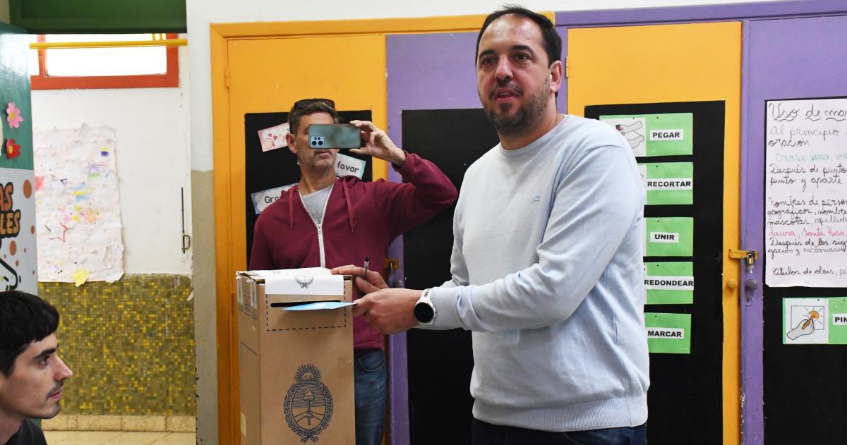 Di Npoli votó a las 9-15 horas en la Escuela N°6