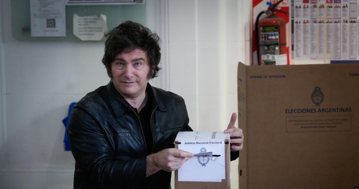 Javier Milei votoacute en la UTN rodeado de militantes y sin hablar con la prensa