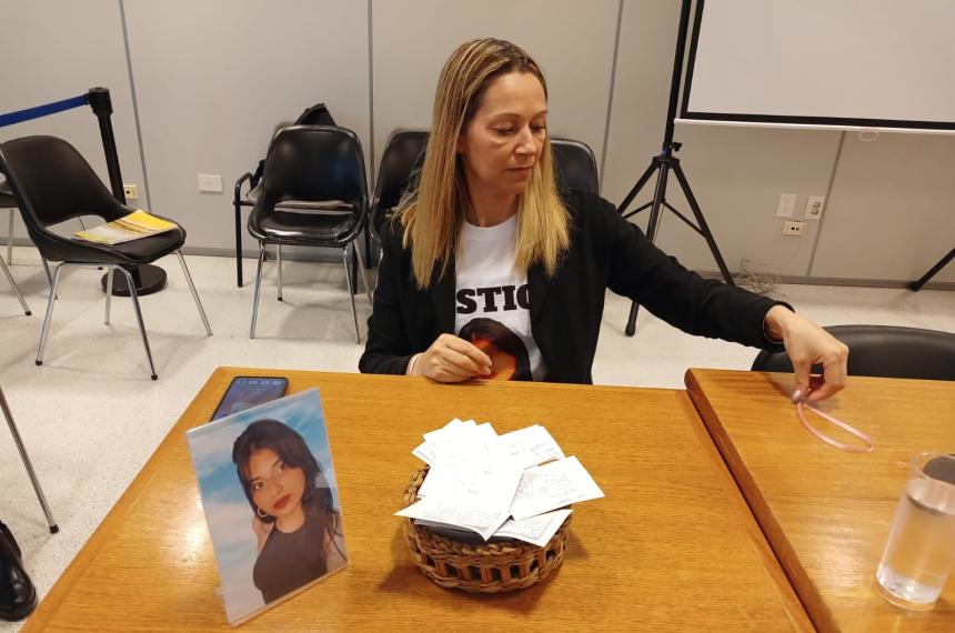 La mam de Lía con cartas y una cinta rosa