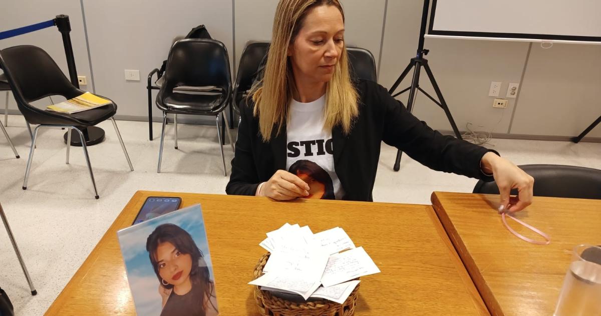 La mam de Lía con cartas y una cinta rosa