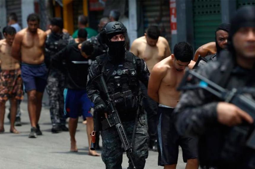 Riacuteo de Janeiro vive una jornada de guerra- al menos 60 muertos en un megaoperativo contra el narcotraacutefico