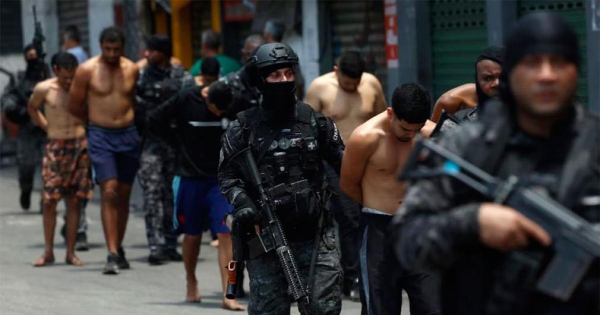 Riacuteo de Janeiro vive una jornada de guerra- al menos 60 muertos en un megaoperativo contra el narcotraacutefico