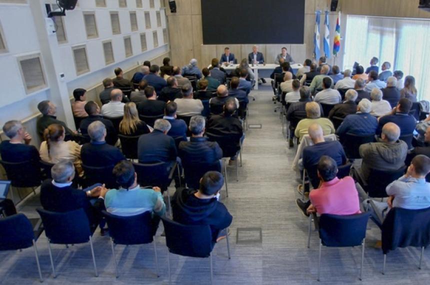 El gobernador Ziliotto encabezó la reunión en el Salón de Acuerdos