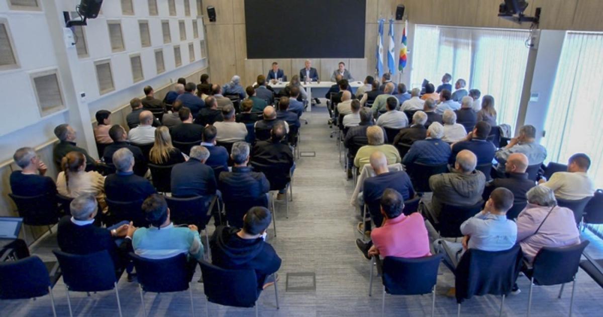 El gobernador Ziliotto encabezó la reunión en el Salón de Acuerdos