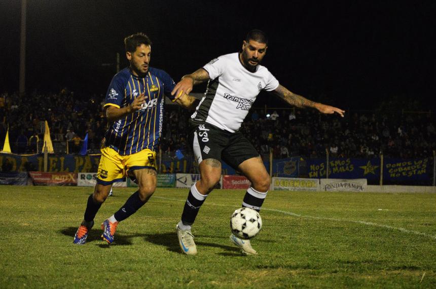 Abraham cubre el balón en la noche del clsico santarroseño