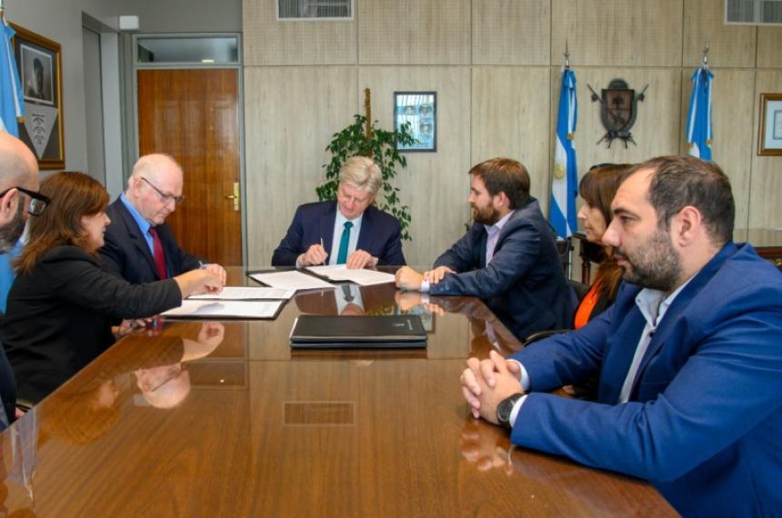 El gobernador Ziliotto encabezó la firma del acuerdo con la FIA