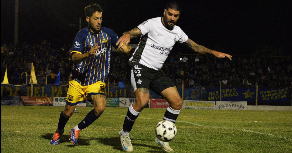 Abraham cubre el balón en la noche del clsico santarroseño