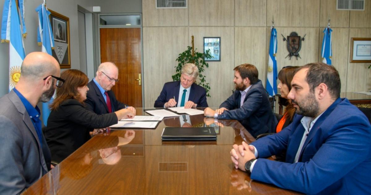 El gobernador Ziliotto encabezó la firma del acuerdo con la FIA