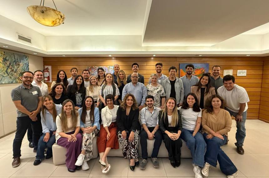 La diputada Rivas entre quienes fueron invitados por la organización