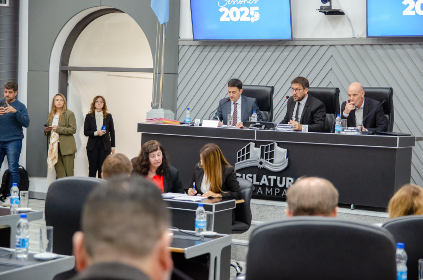 La sesión fue presidida por Hernn Pérez Araujo