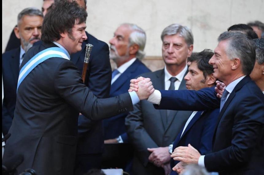 Ziliotto observando a Milei con desconfianza cuando asumió Todo sigue igual