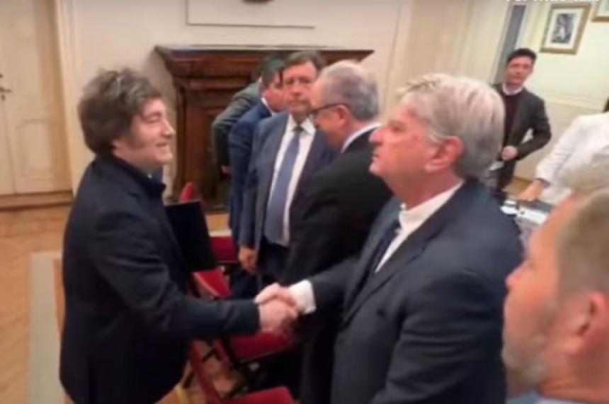 El saludo protocolar entre el presidente y el gobernador pampeano