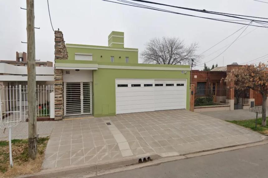 La vivienda de color verde donde ocurrió el violento asalto