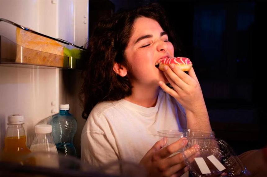 Por queacute aparecen los antojos nocturnos y coacutemo controlarlos seguacuten especialistas de Harvard