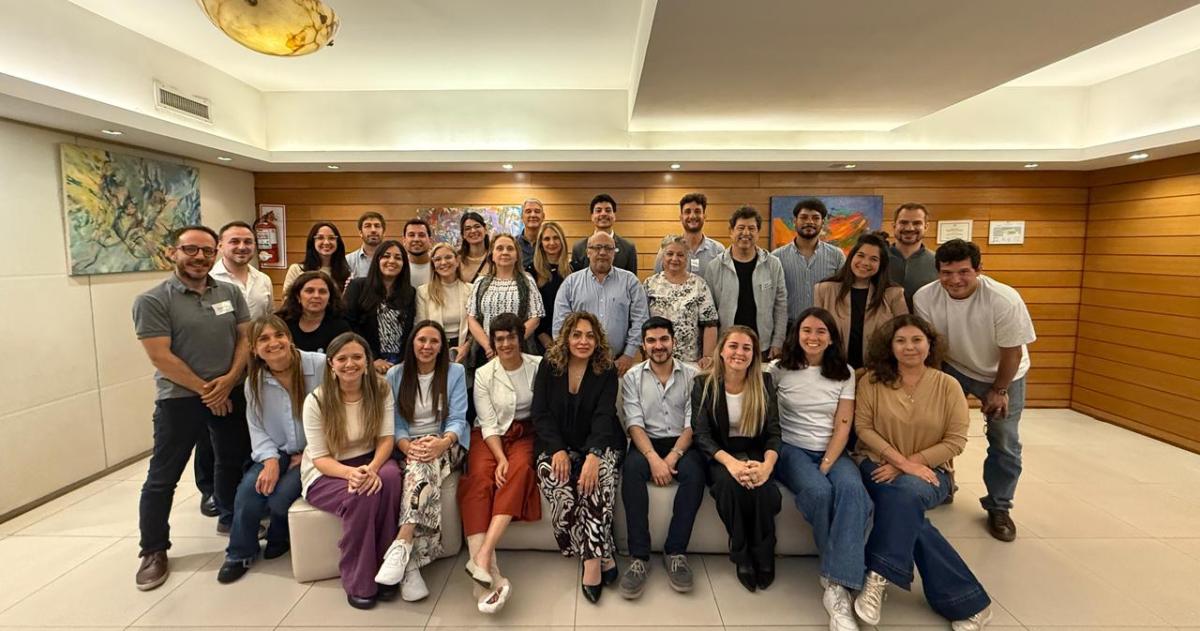 La diputada Rivas entre quienes fueron invitados por la organización