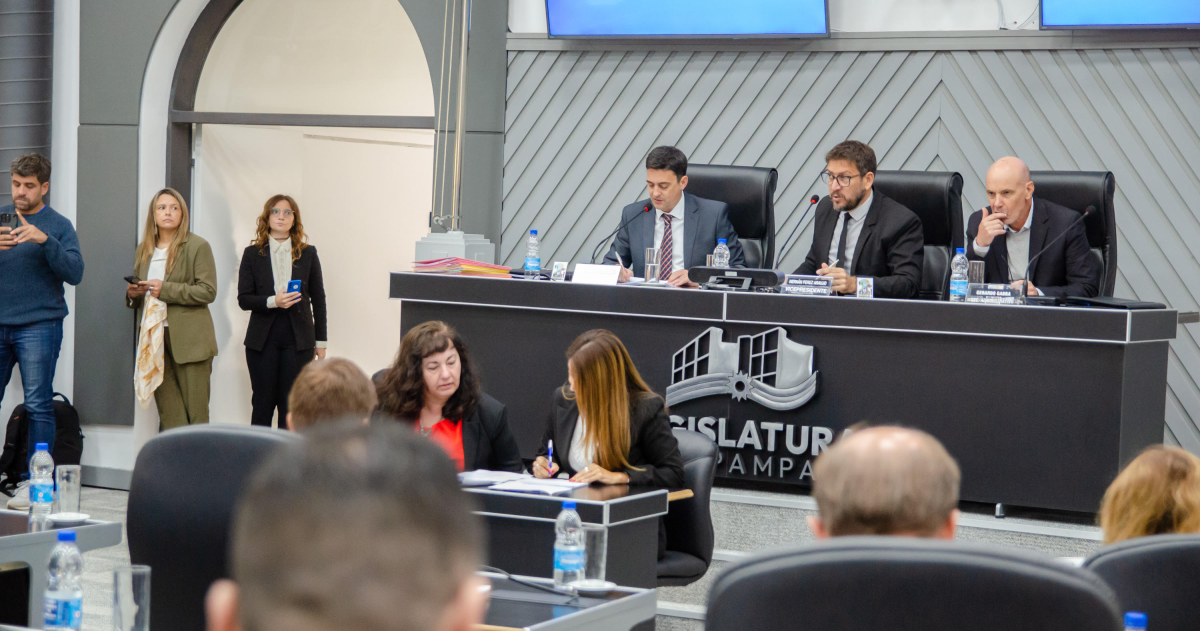 La sesión fue presidida por Hernn Pérez Araujo