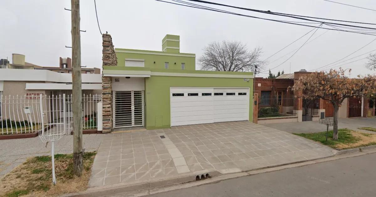 La vivienda de color verde donde ocurrió el violento asalto