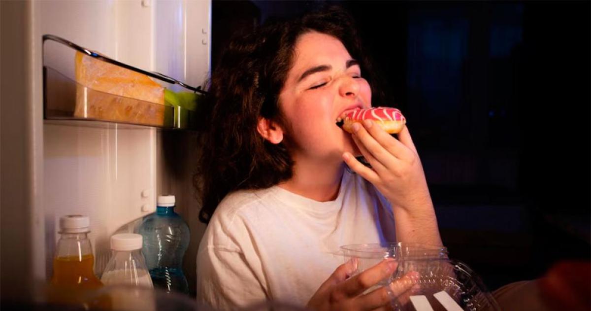 Por queacute aparecen los antojos nocturnos y coacutemo controlarlos seguacuten especialistas de Harvard