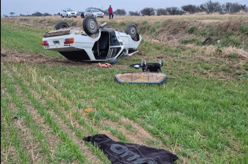 El auto fue robado en Metileo y el conductor volcó pocos minutos después