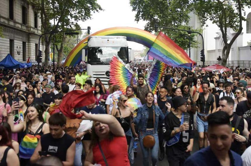 Multitudinaria marcha del orgullo LGBTIQ en CABA donde se exigen la derogación de los DNU 61 y 62