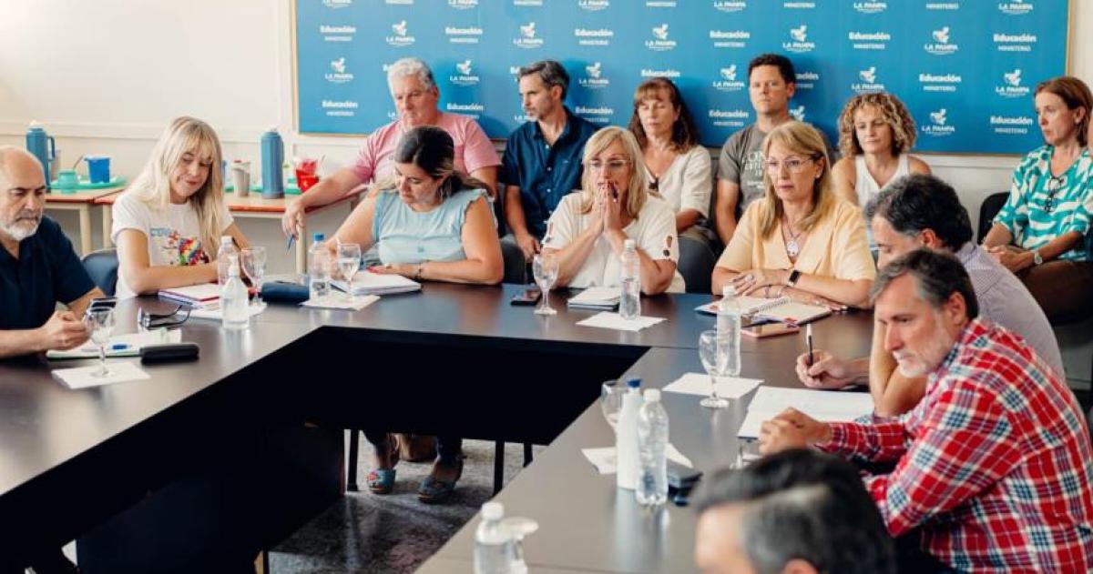 Utelpa se reunioacute con la ministra- Necesitamos discutir salarios antes de fin de antildeo