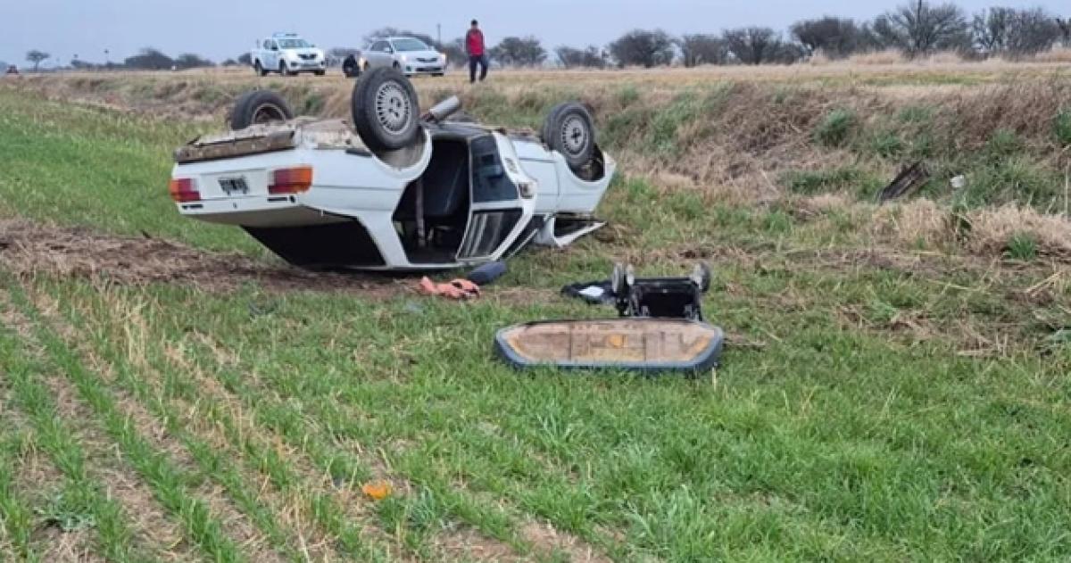 El auto fue robado en Metileo y el conductor volcó pocos minutos después