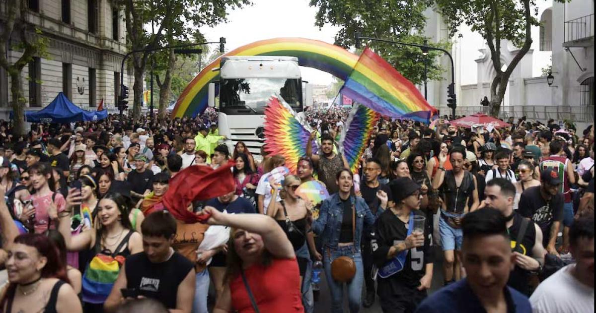 Multitudinaria marcha del orgullo LGBTIQ en CABA donde se exigen la derogación de los DNU 61 y 62