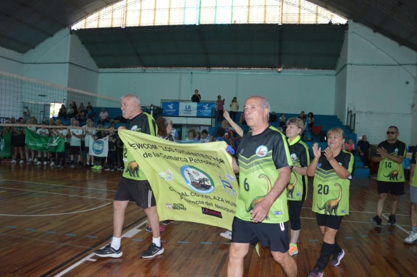 El campeonato se oficializó con el desfile de delegaciones en el Butaló