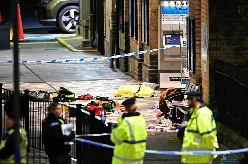 Horror en un tren de Londres- 10 apuntildealados y 2 detenidos La policiacutea descarta que sea un ataque terrorista