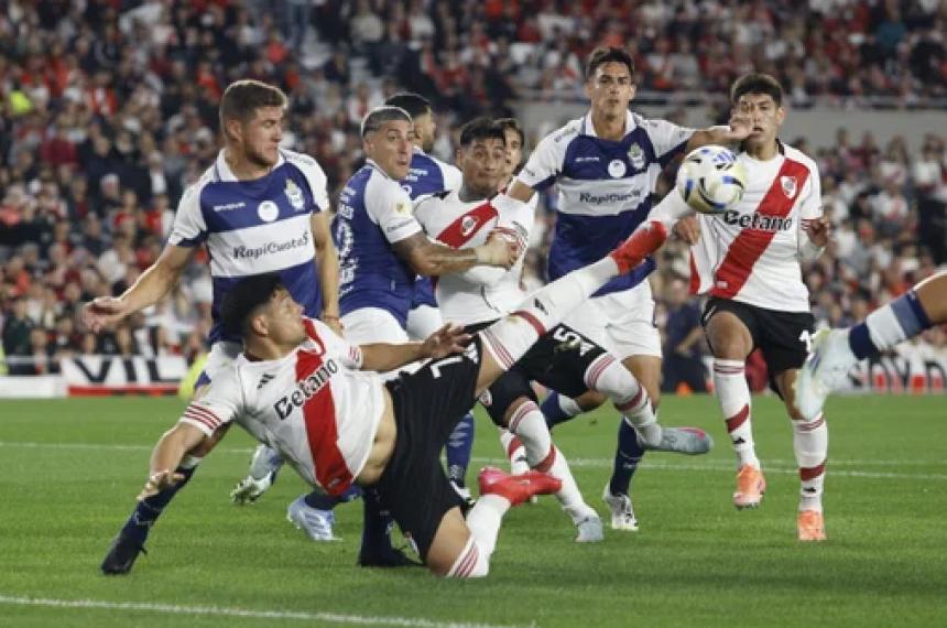 La jugada polémica del final en la que el rbitro marcó penal para River