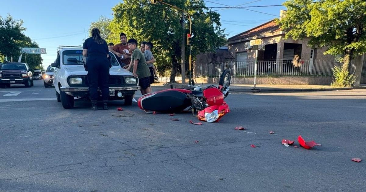 Sin casco cruzoacute en rojo y chocoacute contra un auto