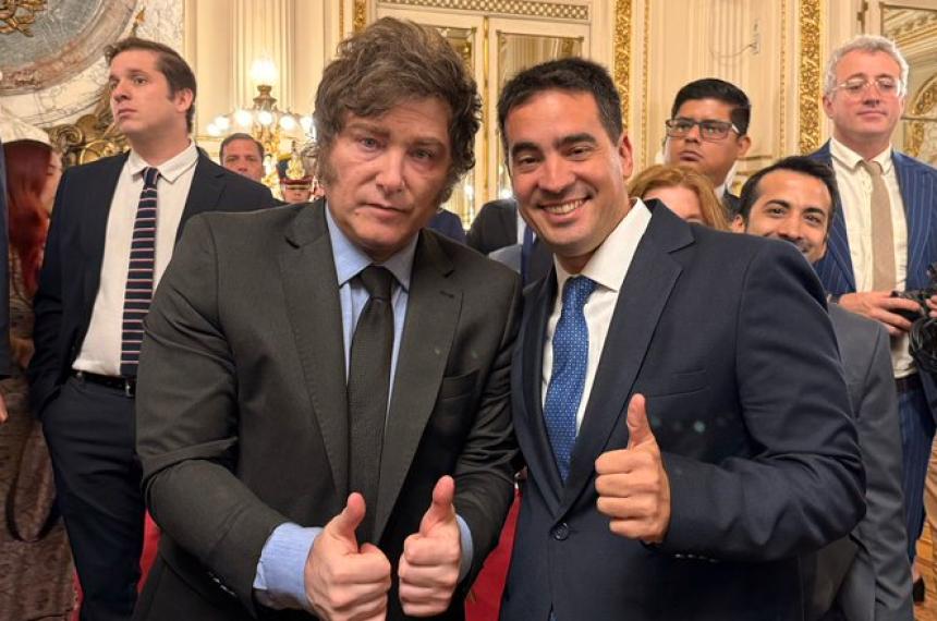 El diputado nacional electo por La Libertad Avanza de La Pampa Adrin Ravier junto a Javier Milei