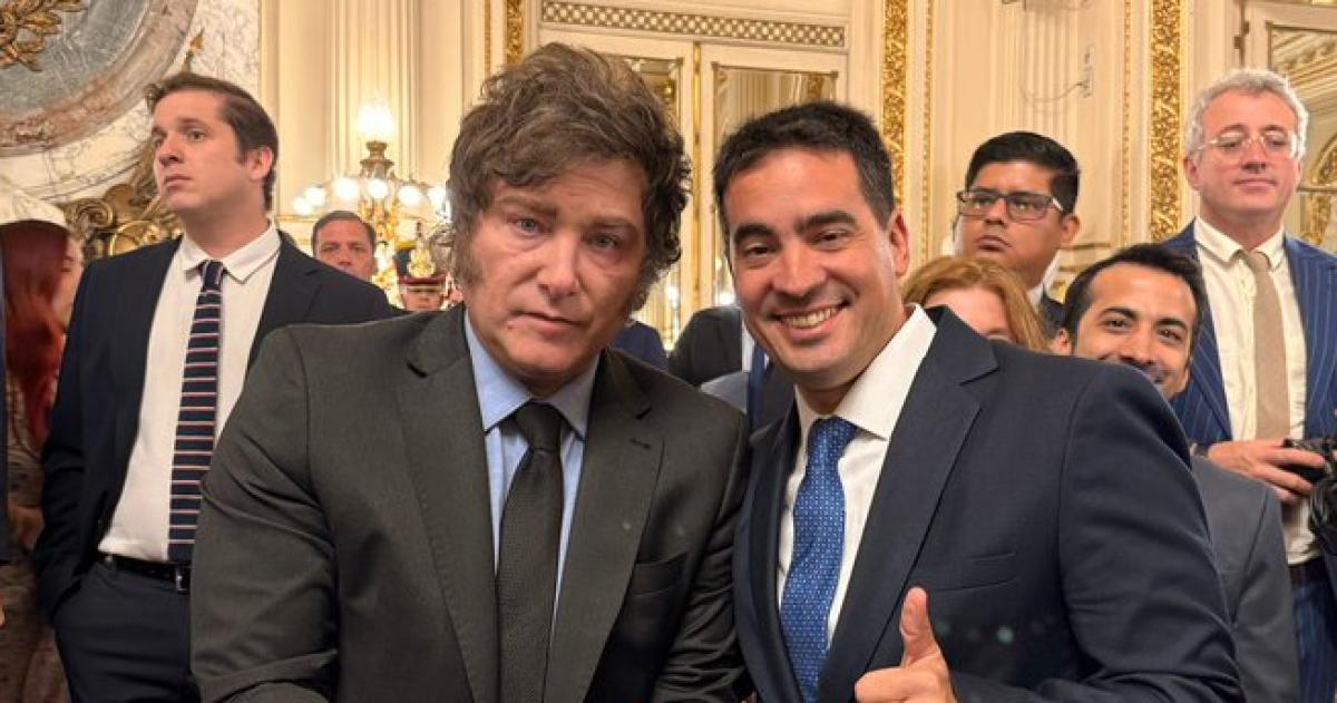 El diputado nacional electo por La Libertad Avanza de La Pampa Adrin Ravier junto a Javier Milei