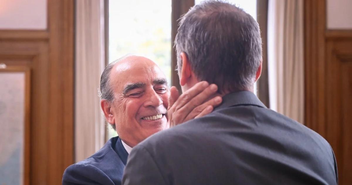 Manuel Adorni tuvo una afectuosa despedida con Francos