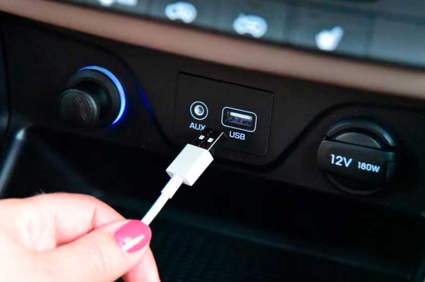 Existen motivos para no cargar el celular en el automóvil