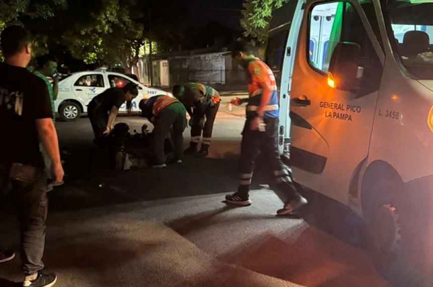 La motociclista sufrió una herida en una pierna