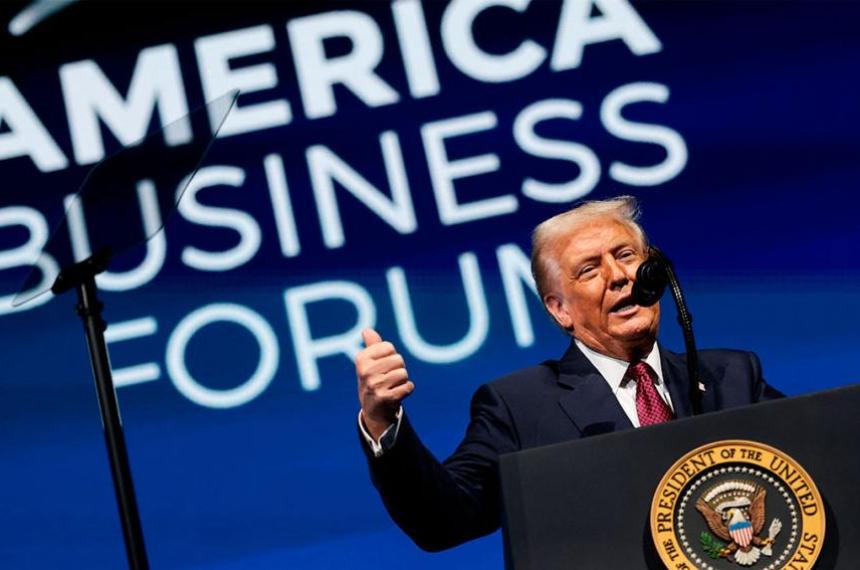 Trump celebroacute la edad dorada de la economiacutea estadounidense y lanzoacute un mensaje nacionalista en Miami