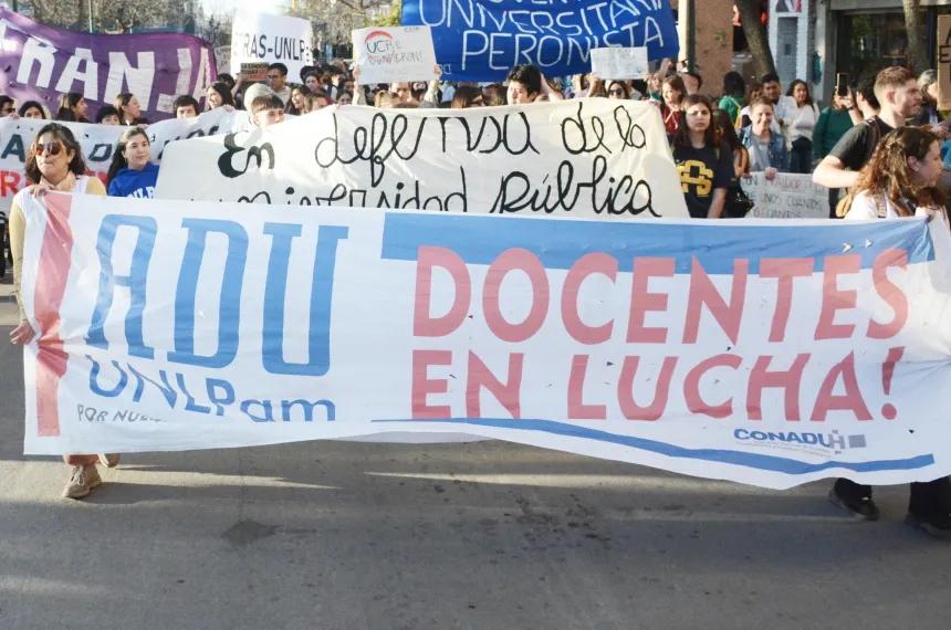 Docentes en Lucha la consigna de ADU Reclaman mejores salarios