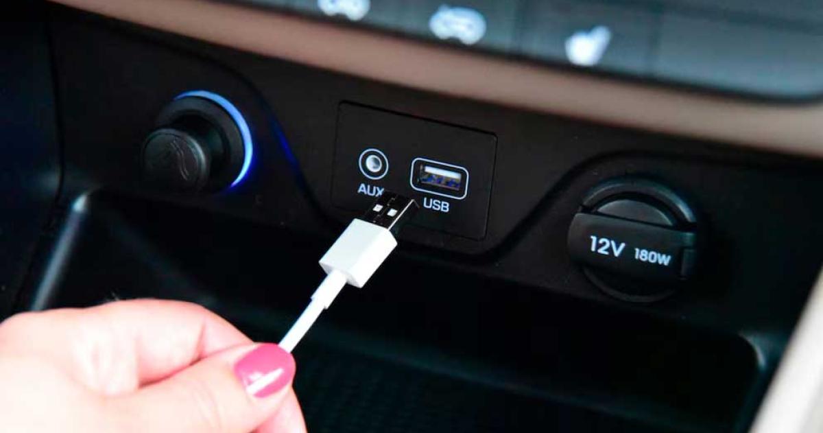Existen motivos para no cargar el celular en el automóvil