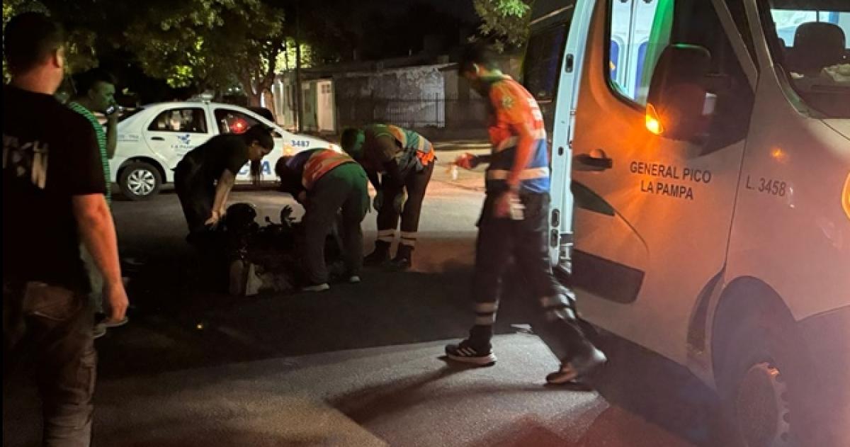 La motociclista sufrió una herida en una pierna
