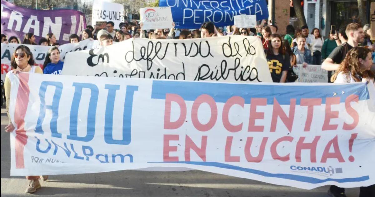 Docentes en Lucha la consigna de ADU Reclaman mejores salarios